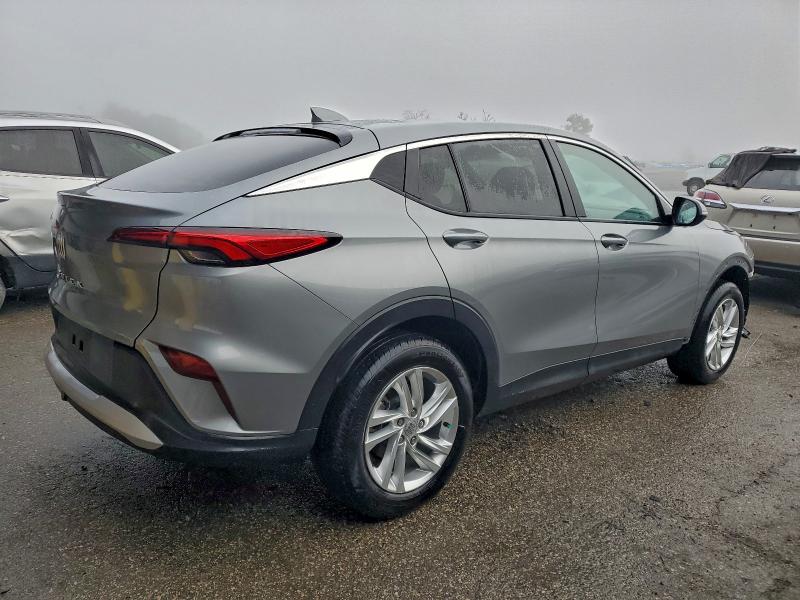 KL47LAE26RB113615 - 2024 BUICK ENVISTA PREFERRED ვერცხლისფერი ფოტო 3