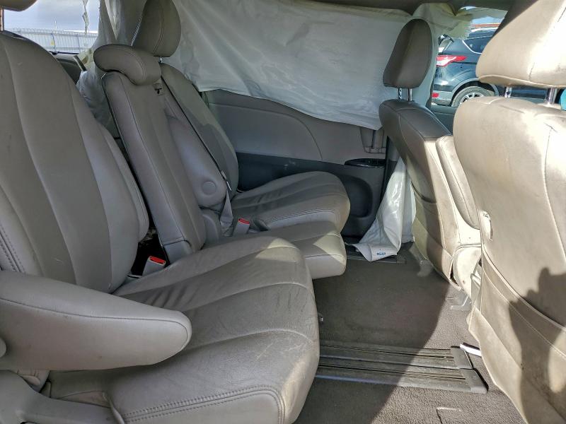 5TDKK3DC9BS024922 - 2011 TOYOTA SIENNA LE 银色 照片 11