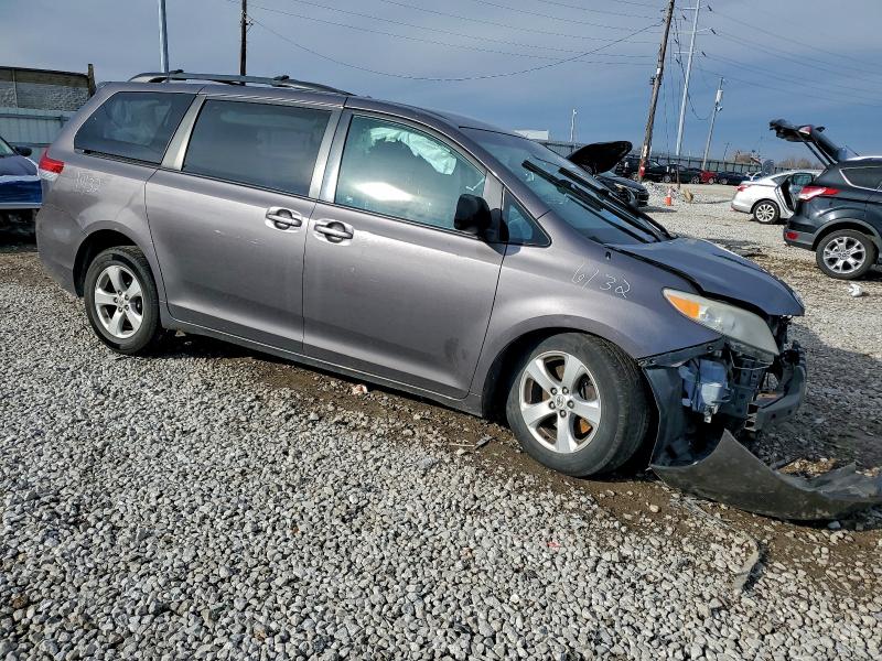 5TDKK3DC9BS024922 - 2011 TOYOTA SIENNA LE 银色 照片 4