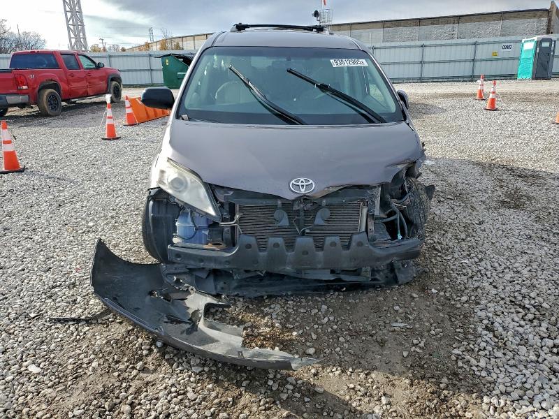 5TDKK3DC9BS024922 - 2011 TOYOTA SIENNA LE 银色 照片 5