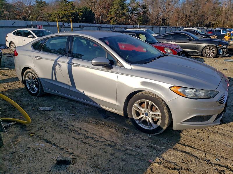 3FA6P0HD3JR265645 - 2018 FORD FUSION SE ვერცხლისფერი ფოტო 4