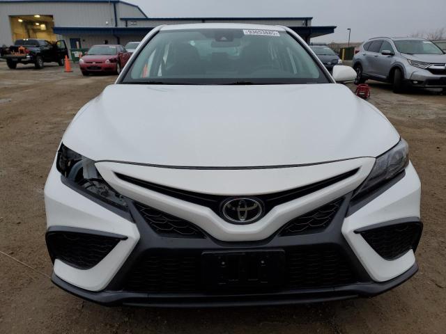 4T1G11AK7PU736871 - 2023 TOYOTA CAMRY SE NIGHT SHADE WHITE photo 5