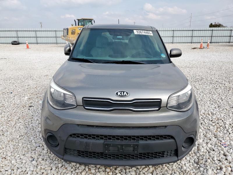 KNDJN2A29K7671548 - 2019 KIA SOUL ნაცრისფერი ფოტო 5