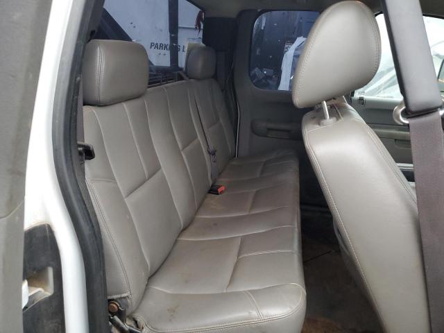 1GB2CVCG4BZ284192 - 2011 CHEVROLET SILVERADO C2500 HEAVY DUTY WHITE photo 11