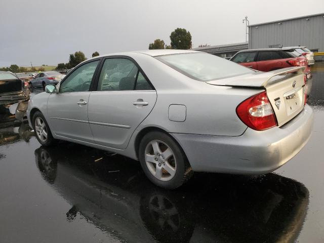 JTDBE30K520044866 - 2002 TOYOTA CAMRY LE Gümüş fotoğraf 2