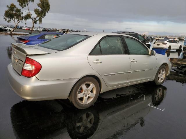 JTDBE30K520044866 - 2002 TOYOTA CAMRY LE Gümüş fotoğraf 3