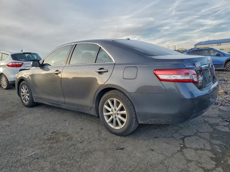 4T1BF3EK0BU611964 - 2011 TOYOTA CAMRY BASE رمادي صورة 2