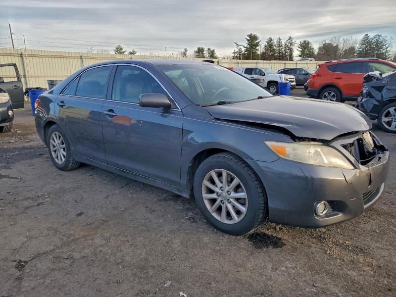4T1BF3EK0BU611964 - 2011 TOYOTA CAMRY BASE رمادي صورة 4