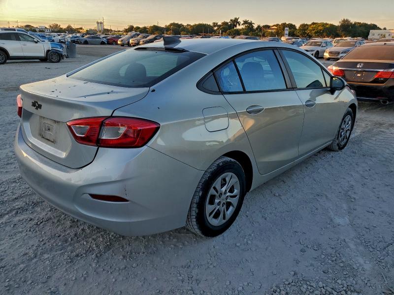 1G1BC5SM2K7133312 - 2019 CHEVROLET CRUZE LS 银色 照片 3