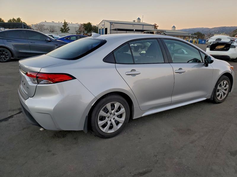 5YFB4MDE6RP197303 - 2024 TOYOTA COROLLA LE ვერცხლისფერი ფოტო 3