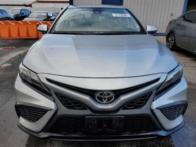 4T1G11AK9RU904125 - 2024 TOYOTA CAMRY SE NIGHT SHADE SILVER photo 5