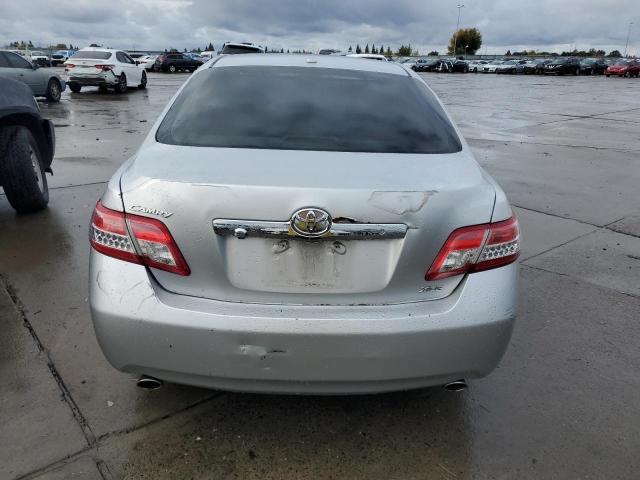 4T1BK3EKXAU104242 - 2010 TOYOTA CAMRY SE SILVER photo 6