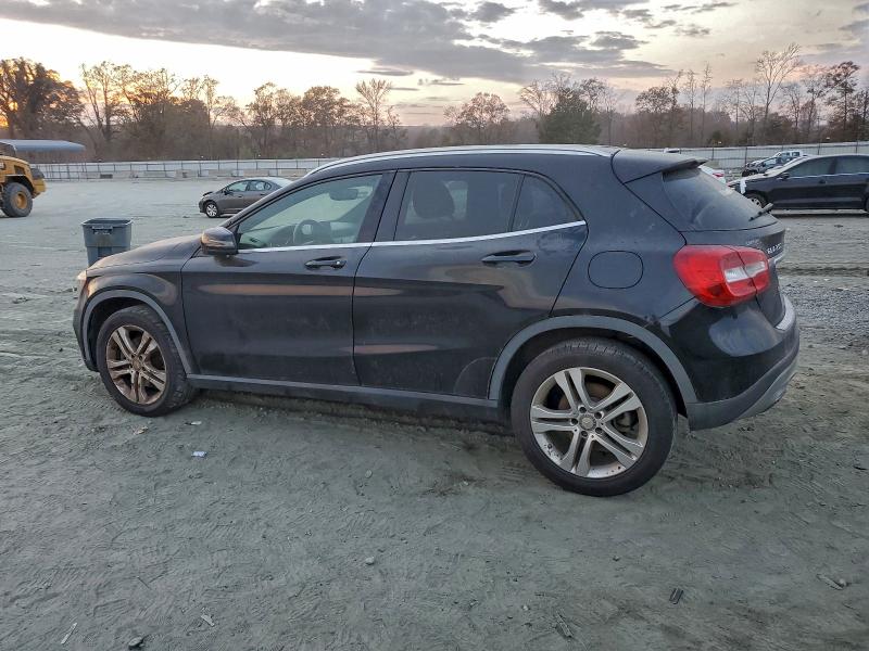 WDCTG4EB2GJ256178 - 2016 MERCEDES-BENZ GLA 250 黑色 照片 2
