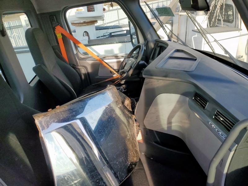 3AKBHSDV3MSMK7032 - 2021 FREIGHTLINER CASCADIA 1 Белый фото 6