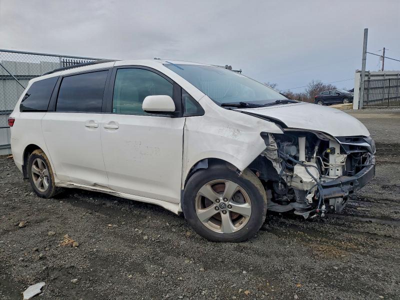 5TDKZ3DC8JS926813 - 2018 TOYOTA SIENNA LE თეთრი ფოტო 4