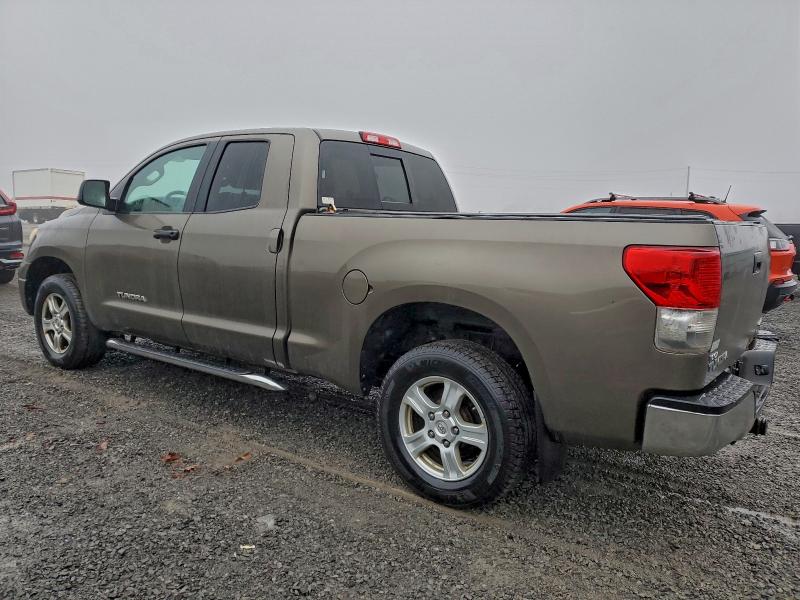 5TFUM5F11BX020626 - 2011 TOYOTA TUNDRA DOUBLE CAB SR5 BROWN photo 2