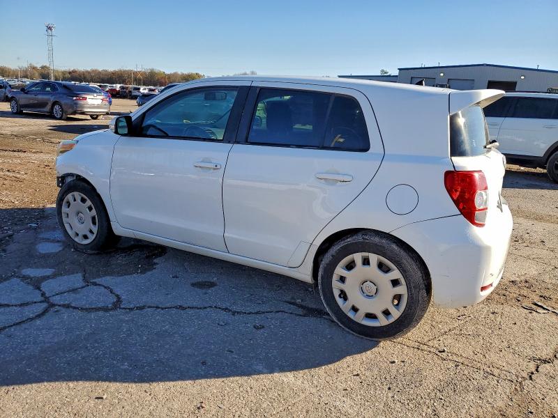 JTKKU104X8J013181 - 2008 TOYOTA SCION XD WHITE photo 2