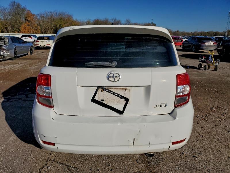 JTKKU104X8J013181 - 2008 TOYOTA SCION XD WHITE photo 6
