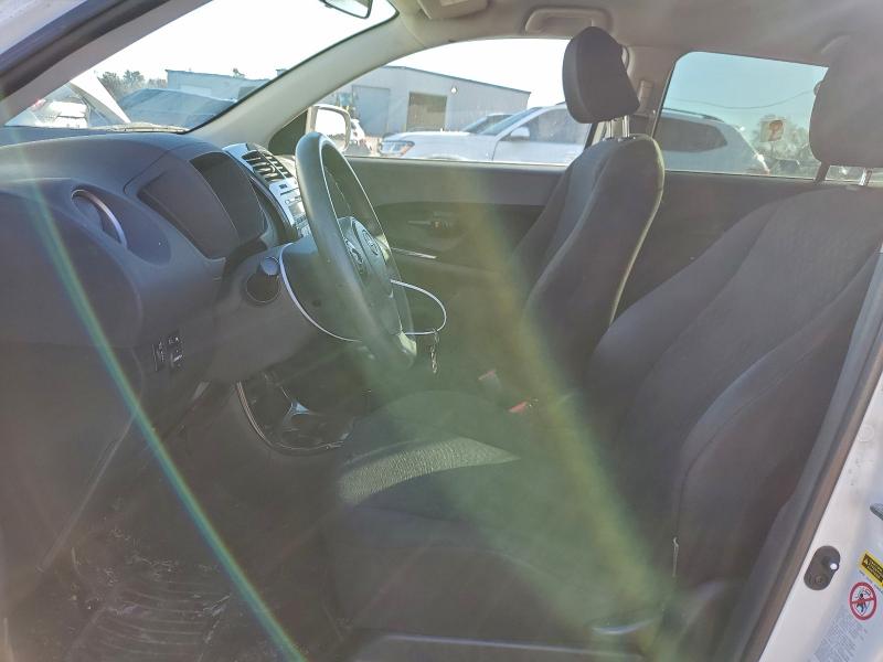 JTKKU104X8J013181 - 2008 TOYOTA SCION XD WHITE photo 7