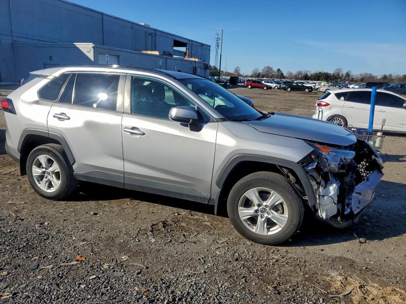 2T3P1RFVXMW146037 - 2021 TOYOTA RAV4 XLE GRAY photo 4
