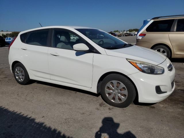 KMHCT5AEXHU313620 - 2017 HYUNDAI ACCENT SE WHITE photo 4