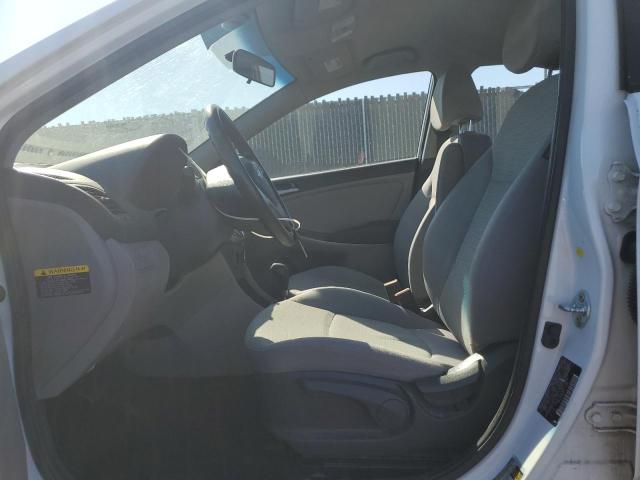 KMHCT5AEXHU313620 - 2017 HYUNDAI ACCENT SE WHITE photo 7