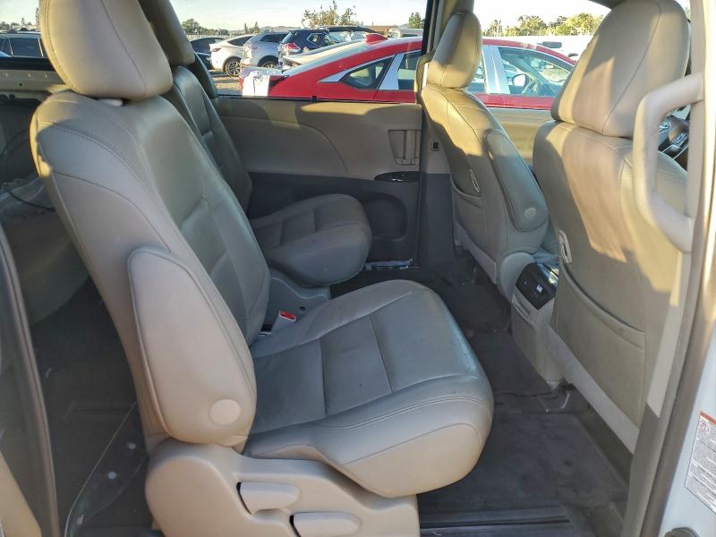 5TDDZ3DC8HS152243 - 2017 TOYOTA SIENNA XLE თეთრი ფოტო 11