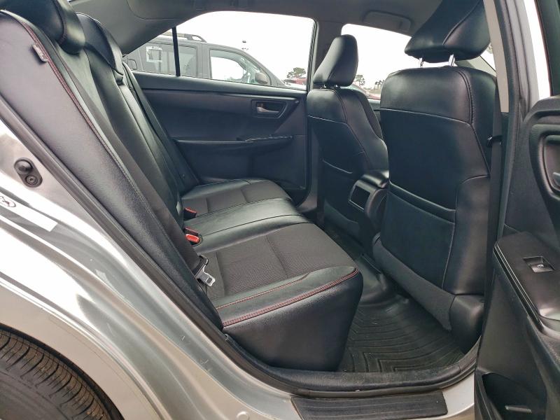 4T1BF1FKXHU765402 - 2017 TOYOTA CAMRY LE 银色 照片 10