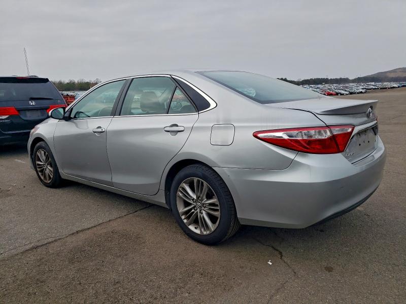 4T1BF1FKXHU765402 - 2017 TOYOTA CAMRY LE 银色 照片 2