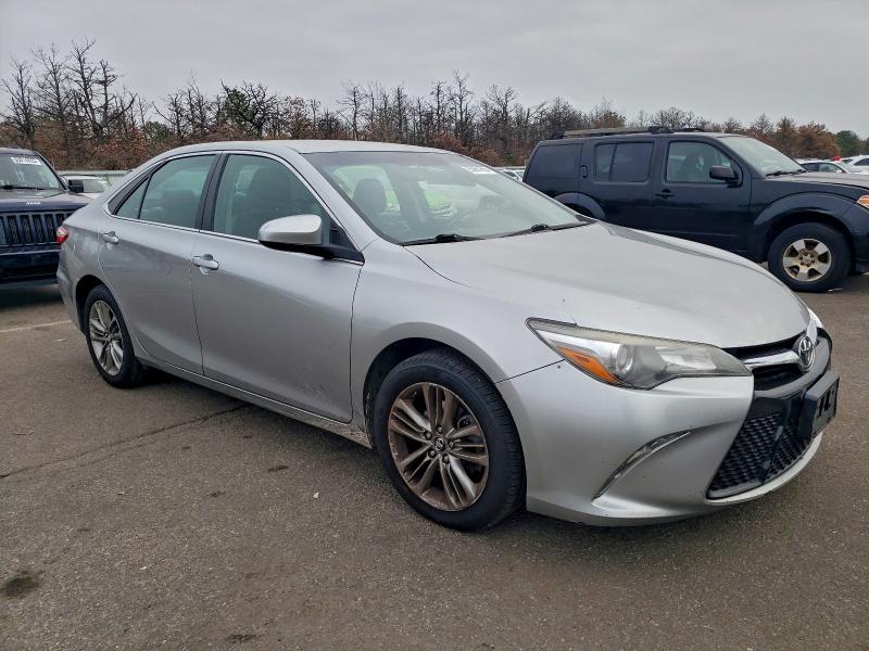 4T1BF1FKXHU765402 - 2017 TOYOTA CAMRY LE 银色 照片 4