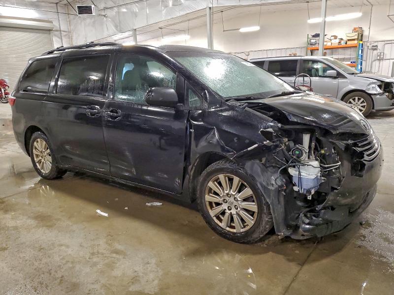 5TDJZ3DC2HS162155 - 2017 TOYOTA SIENNA LE 黑色 照片 4