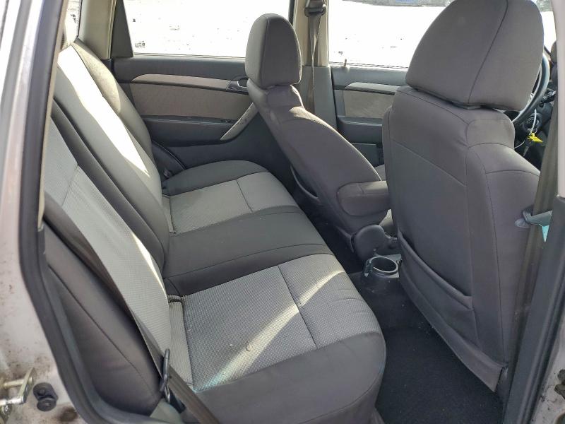 KL1TD66E29B668561 - 2009 CHEVROLET AVEO LS Argent photo 10