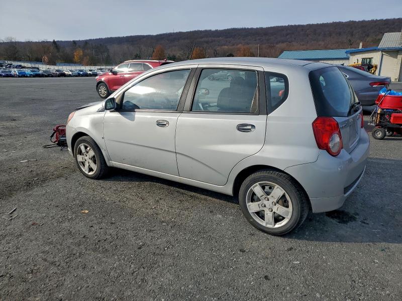 KL1TD66E29B668561 - 2009 CHEVROLET AVEO LS Argent photo 2