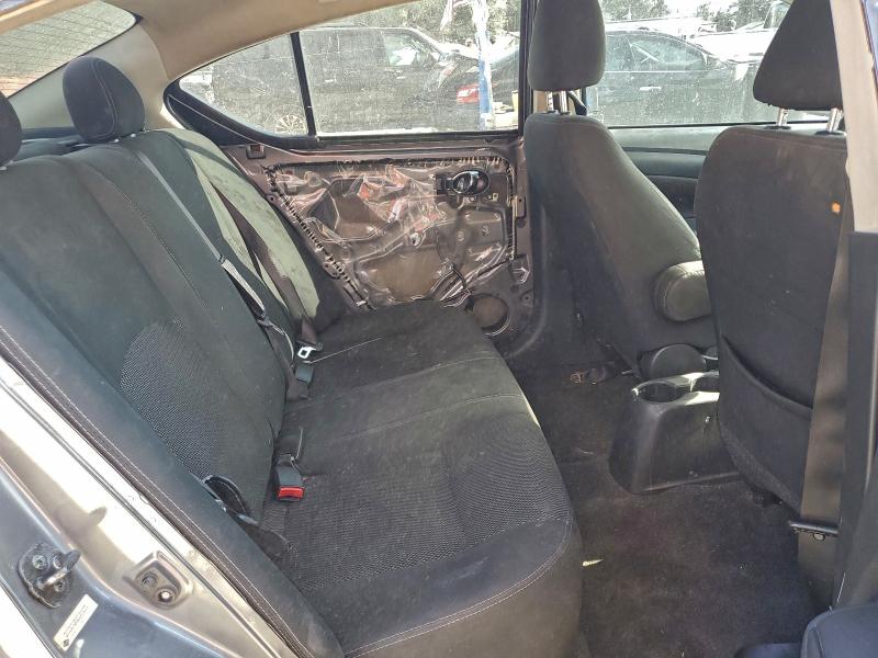 3N1CN7APXJL818071 - 2018 NISSAN VERSA S GRAY photo 10