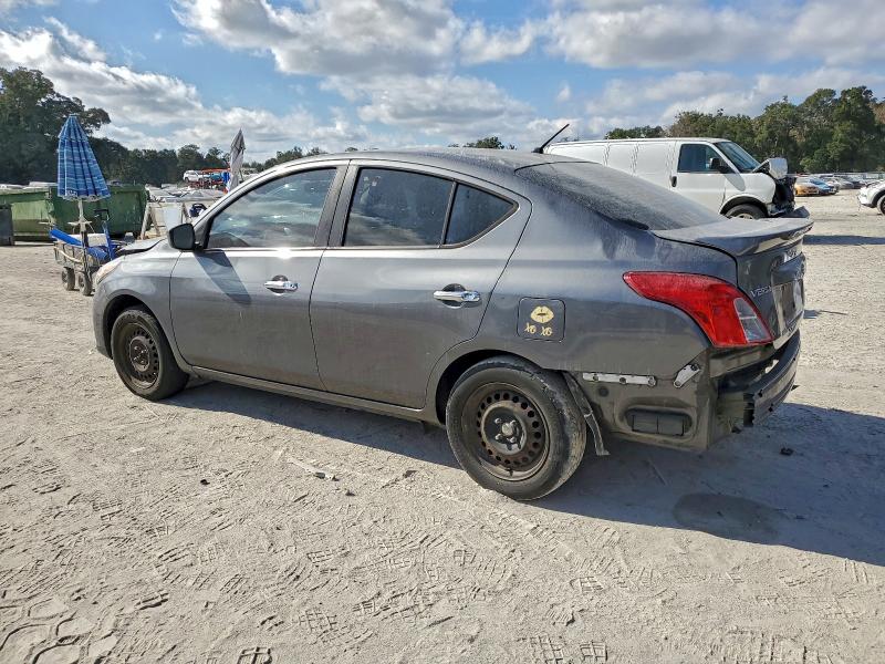 3N1CN7APXJL818071 - 2018 NISSAN VERSA S GRAY photo 2