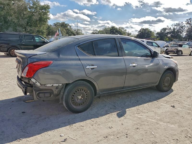 3N1CN7APXJL818071 - 2018 NISSAN VERSA S GRAY photo 3