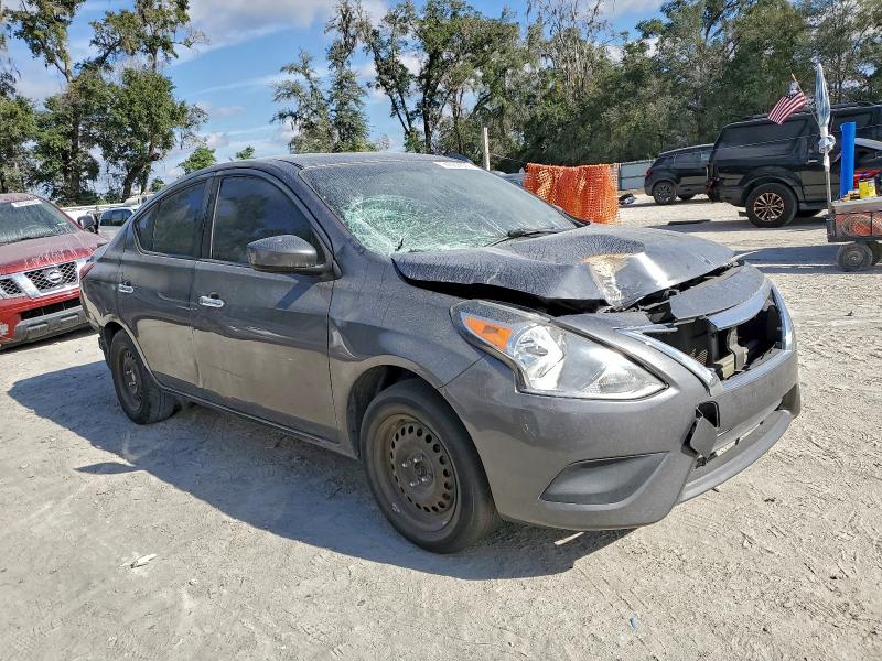 3N1CN7APXJL818071 - 2018 NISSAN VERSA S GRAY photo 4