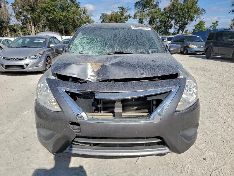 3N1CN7APXJL818071 - 2018 NISSAN VERSA S GRAY photo 5