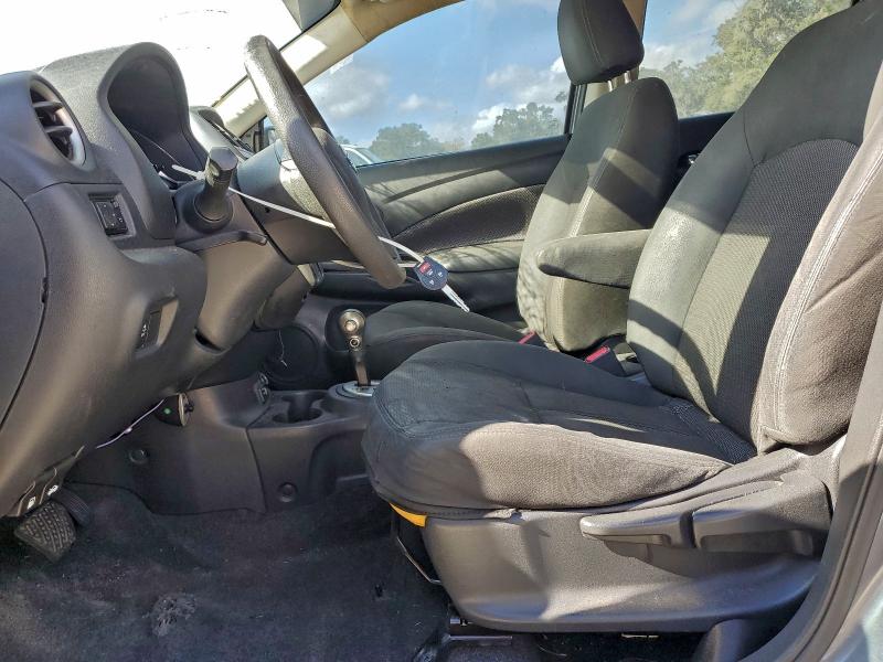 3N1CN7APXJL818071 - 2018 NISSAN VERSA S GRAY photo 7