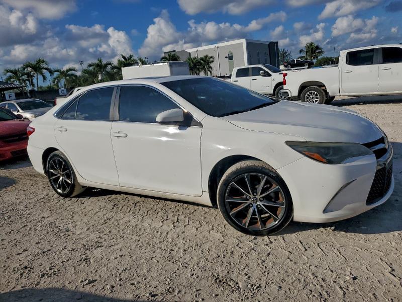 4T1BK1FK7FU563822 - 2015 TOYOTA CAMRY XSE 白色 照片 4