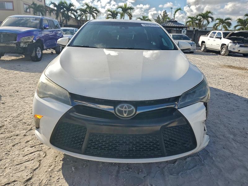 4T1BK1FK7FU563822 - 2015 TOYOTA CAMRY XSE 白色 照片 5
