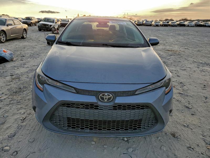 5YFEPMAE0NP293799 - 2022 TOYOTA COROLLA LE BLUE photo 5