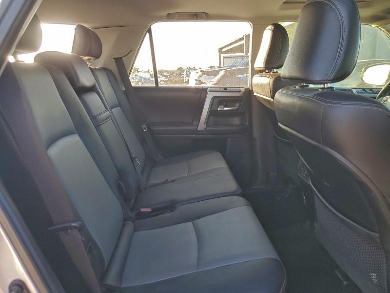 JTEZU5JR5H5157748 - 2017 TOYOTA 4RUNNER SR5 银色 照片 10