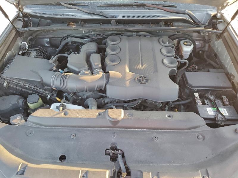 JTEZU5JR5H5157748 - 2017 TOYOTA 4RUNNER SR5 银色 照片 11