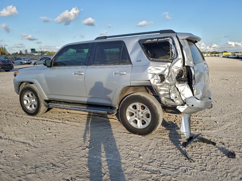 JTEZU5JR5H5157748 - 2017 TOYOTA 4RUNNER SR5 银色 照片 2