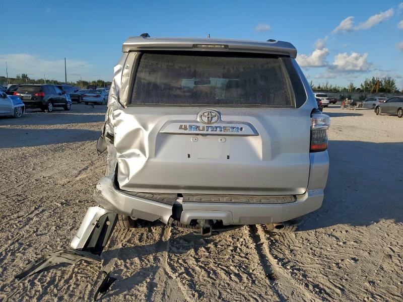 JTEZU5JR5H5157748 - 2017 TOYOTA 4RUNNER SR5 银色 照片 6