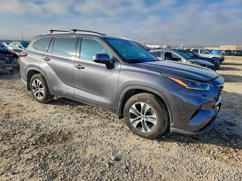 5TDHZRAH3MS527339 - 2021 TOYOTA HIGHLANDER XLE ნაცრისფერი ფოტო 4