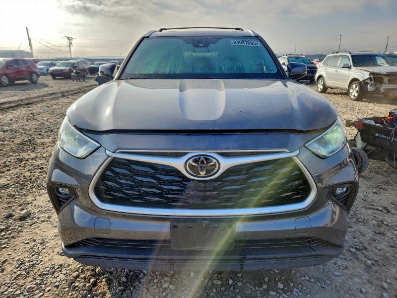 5TDHZRAH3MS527339 - 2021 TOYOTA HIGHLANDER XLE ნაცრისფერი ფოტო 5