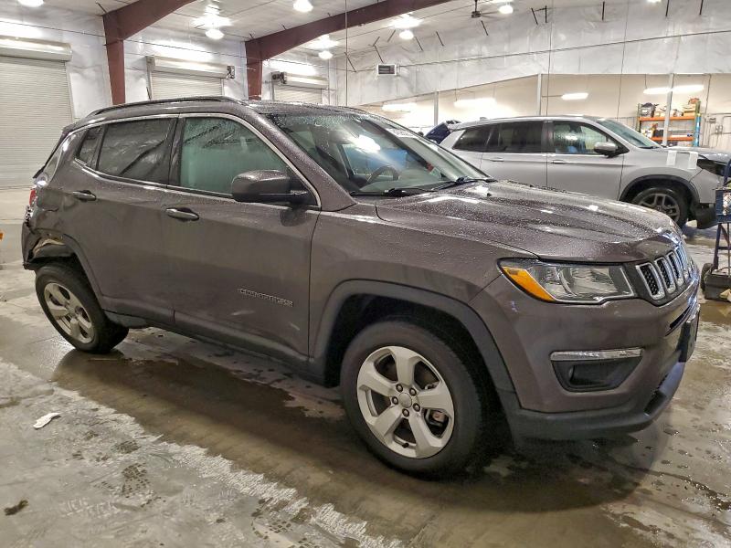 3C4NJDBB9KT847887 - 2019 JEEP COMPASS LATITUDE Gris foto 4