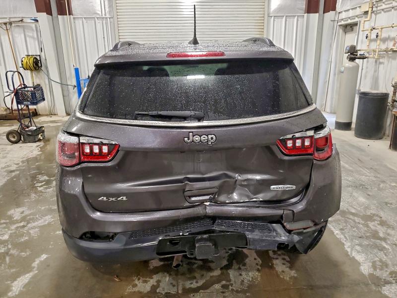 3C4NJDBB9KT847887 - 2019 JEEP COMPASS LATITUDE Gris foto 6